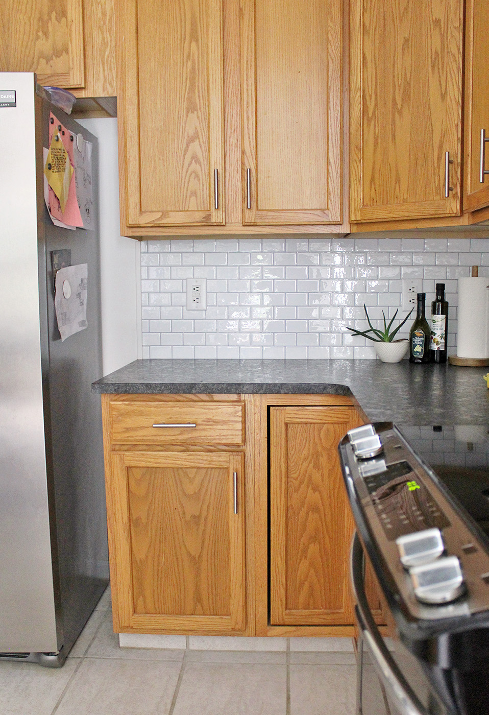 howtofinishtheedgesofapeel26stickbacksplashformat1500w | Tag and Tibby Peel and stick subway tile backsplash for under 5. Tips and faqs!