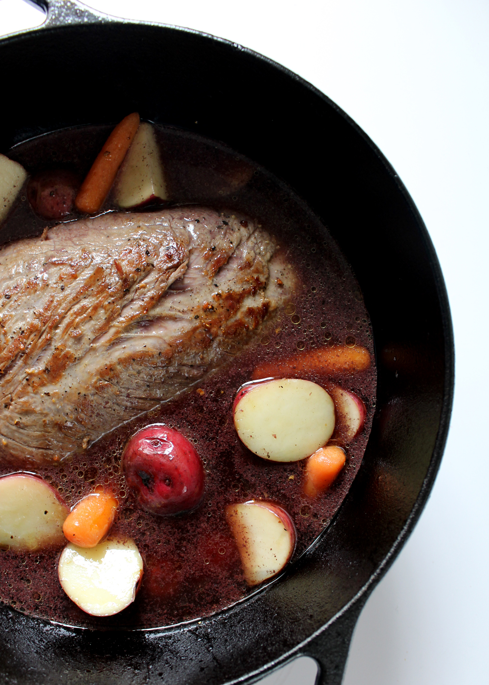 howtomakeaclassicpotroast-readyfortheovenformat1500w | Tag and Tibby Make a beef chuck roast dutch oven, top down view with potatoes and carrots