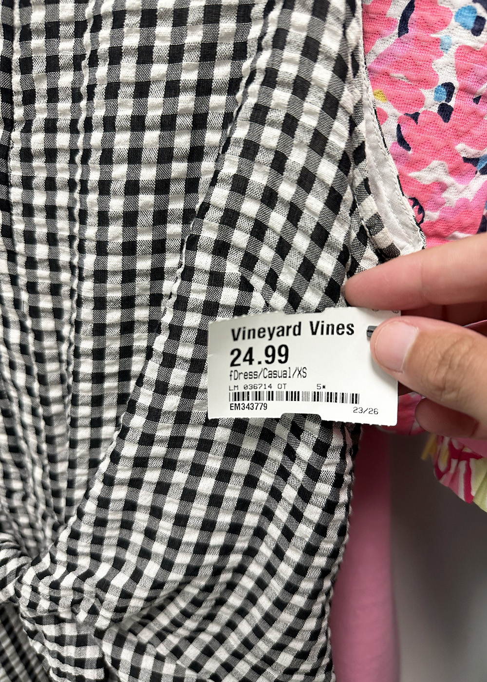 consignmentvineyardvinesdress | Tag and Tibby Vineyard vines dress with black and white, 8 tips for shopping for consignment clothes